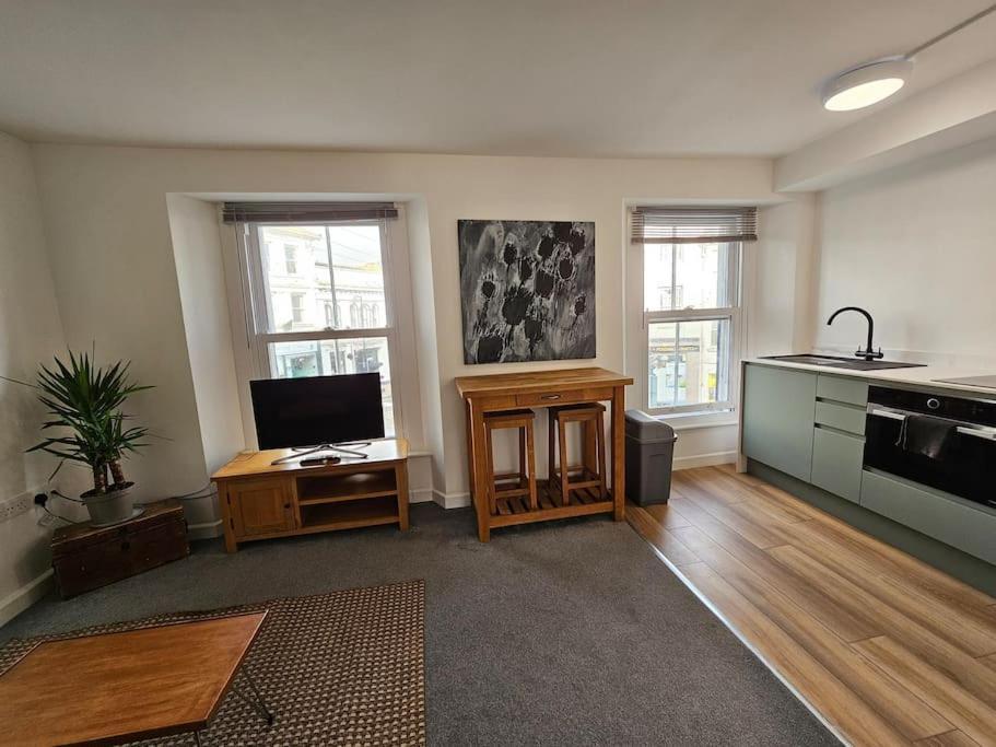 Beautiful And Bright !! Town/Harbour Apartment #1 Penzance Bagian luar foto